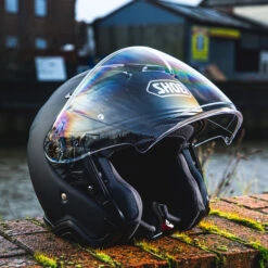 Shoei J-Cruise 2 - Matt Black 16 Shoei J-Cruise 2 - Matt Black -Shoei Store shoei helmet j cruise 2 matt black lifestyle3