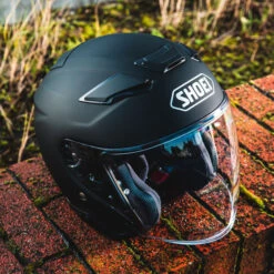Shoei J-Cruise 2 - Matt Black 19 Shoei J-Cruise 2 - Matt Black -Shoei Store shoei helmet j cruise 2 matt black lifestyle6