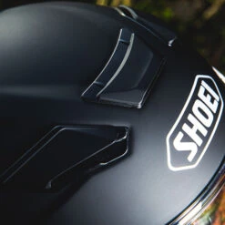 Shoei J-Cruise 2 - Matt Black 21 Shoei J-Cruise 2 - Matt Black -Shoei Store shoei helmet j cruise 2 matt black lifestyle8